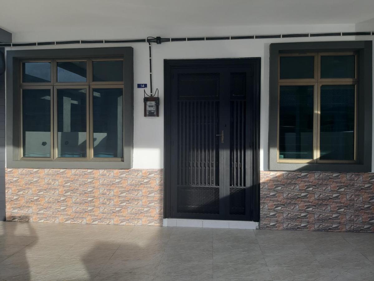 Rumah Armand Melaka 4Br Fully Aircond Exteriör bild