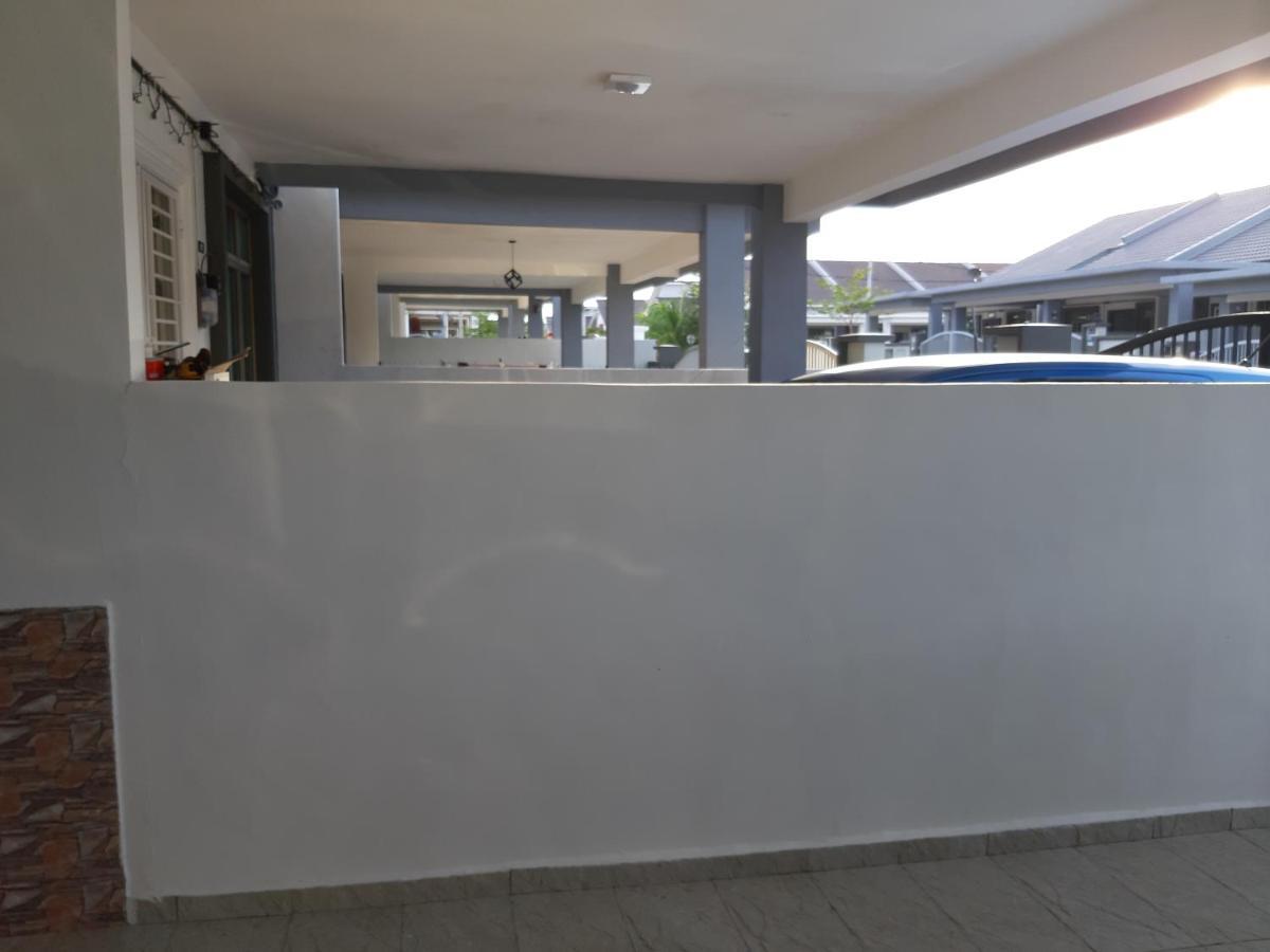 Rumah Armand Melaka 4Br Fully Aircond Exteriör bild